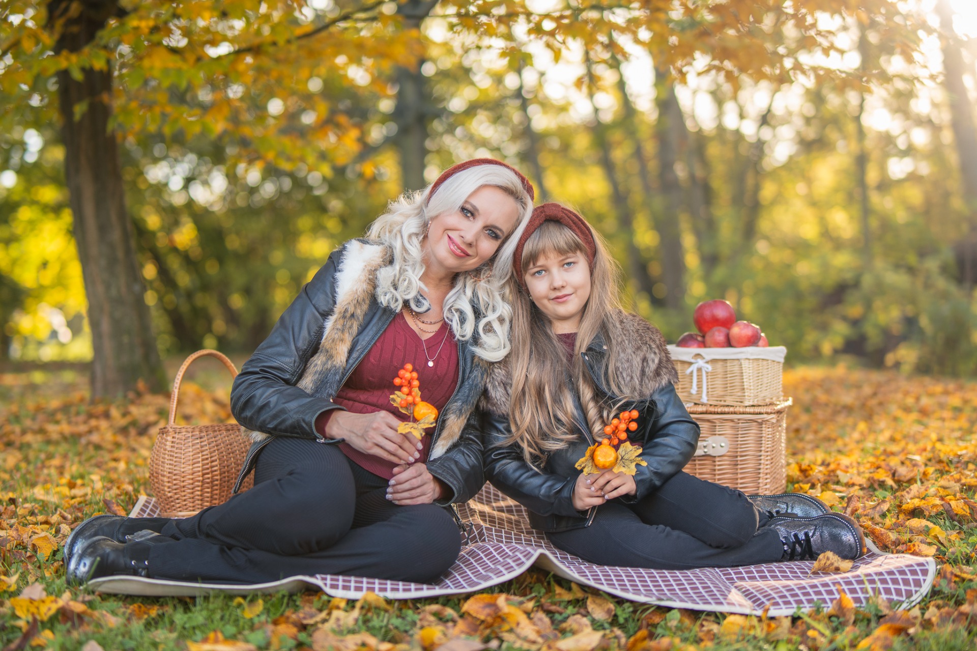 Rodinné podzimní focení v Písku - podzimní elegance v tmavších barvách taky vypadá super :)